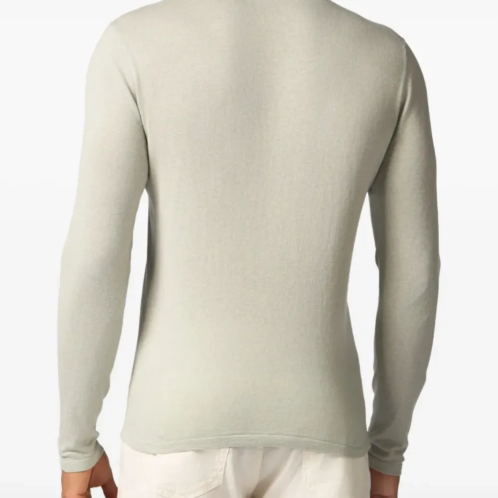 футболка с V-образным вырезом и длинными рукавами футболка с V-образным вырезом и длинными рукавами