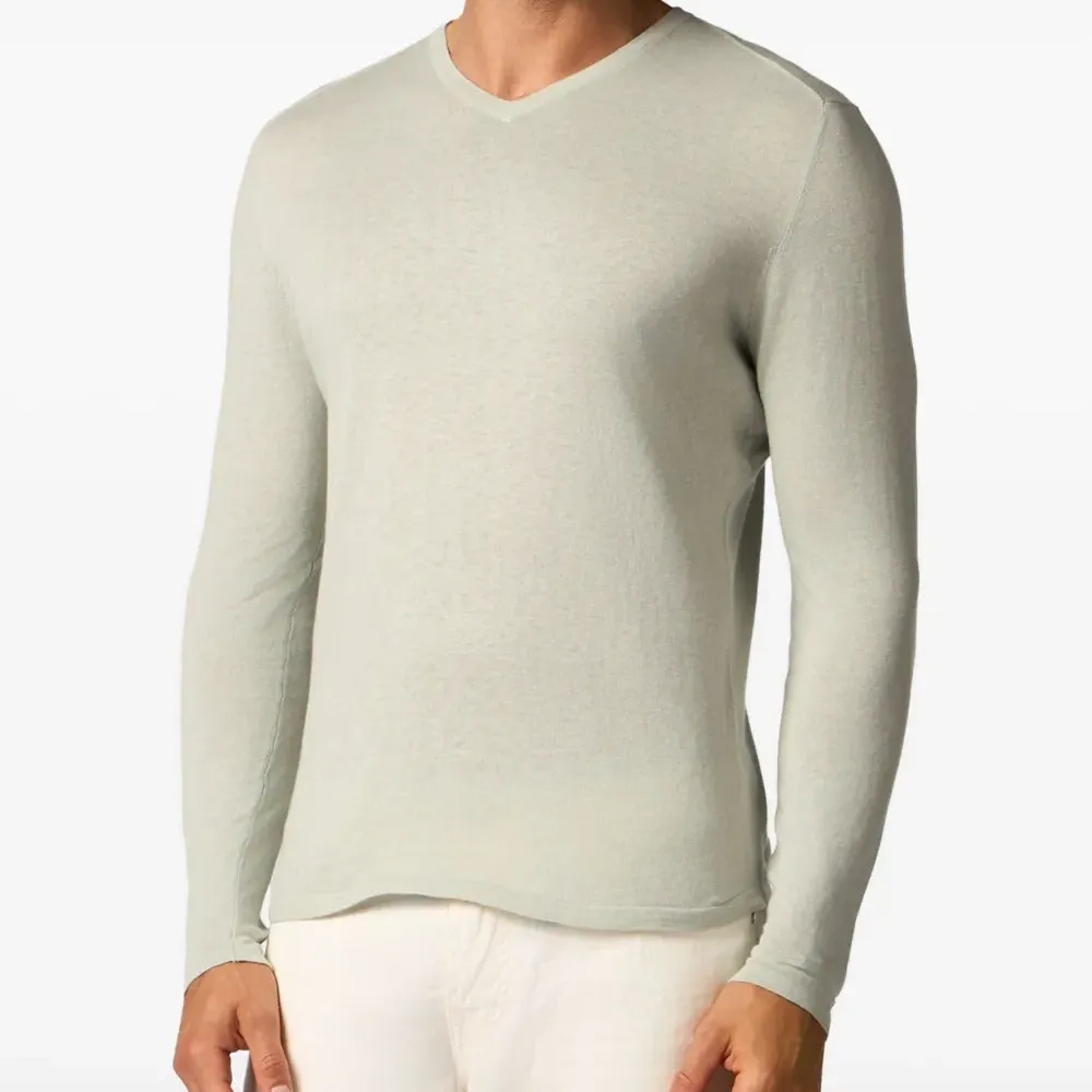 футболка с V-образным вырезом и длинными рукавами футболка с V-образным вырезом и длинными рукавами