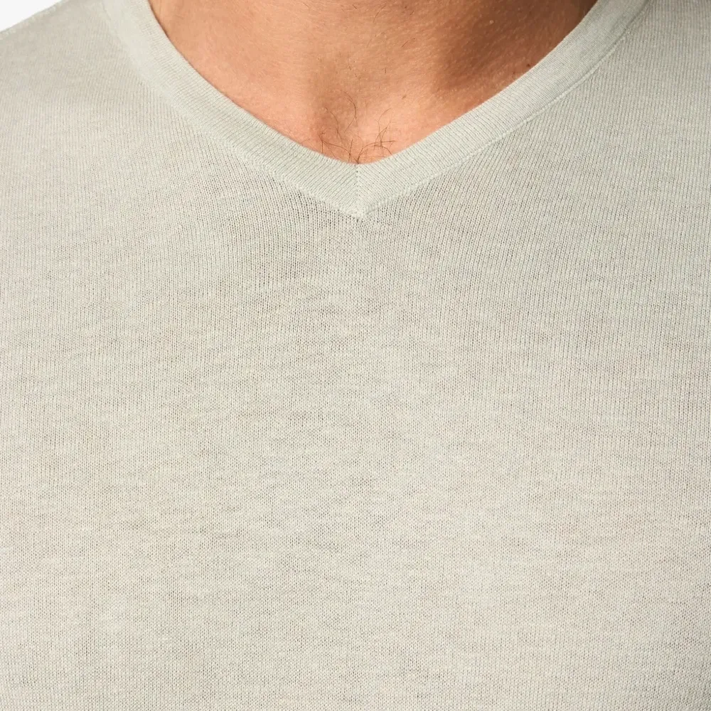 футболка с V-образным вырезом и длинными рукавами футболка с V-образным вырезом и длинными рукавами