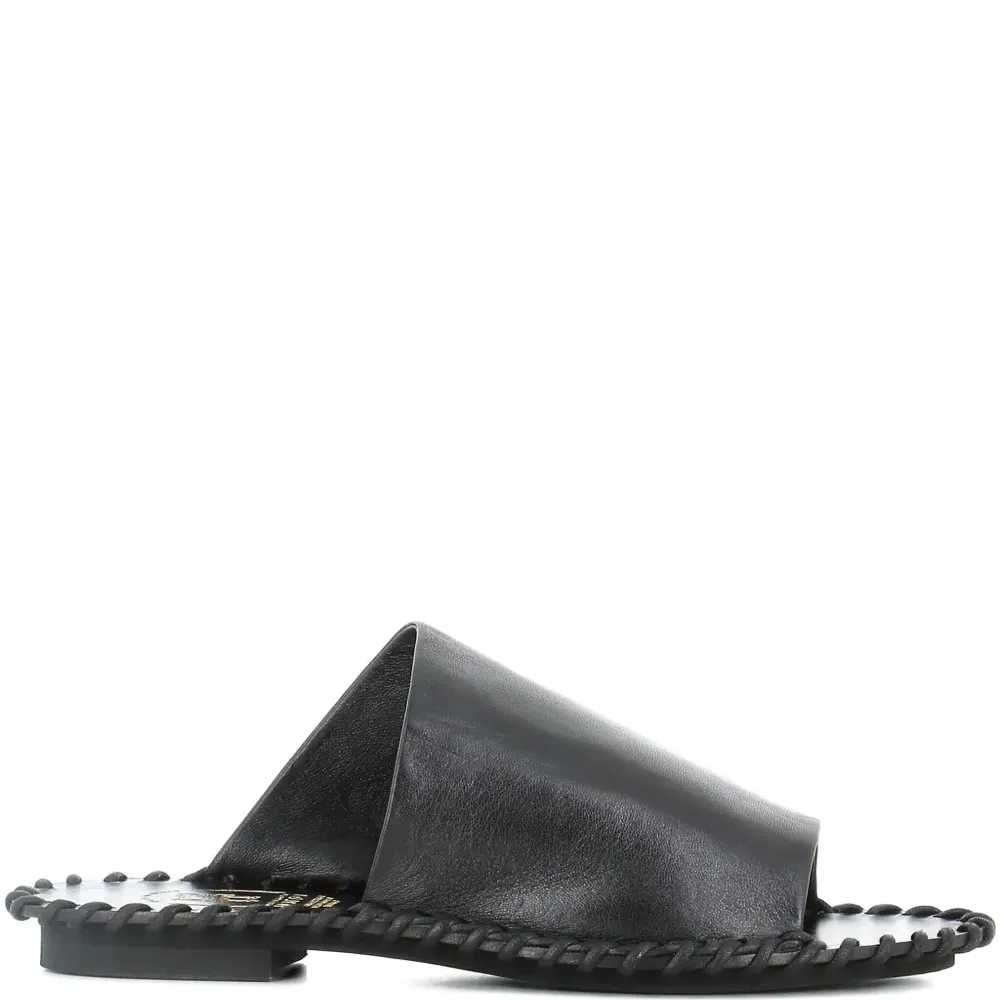 Сандалии с декоративной строчкой Сандалии с декоративной строчкой