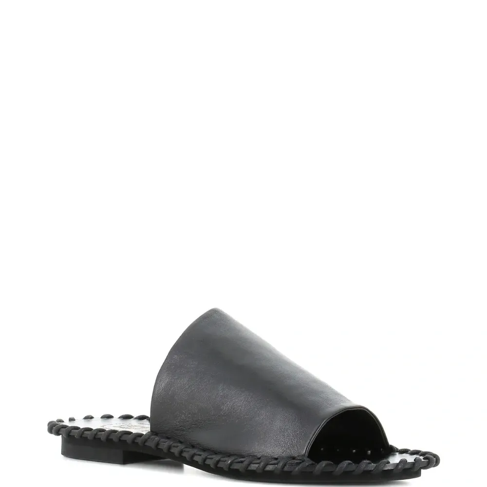 Сандалии с декоративной строчкой Сандалии с декоративной строчкой