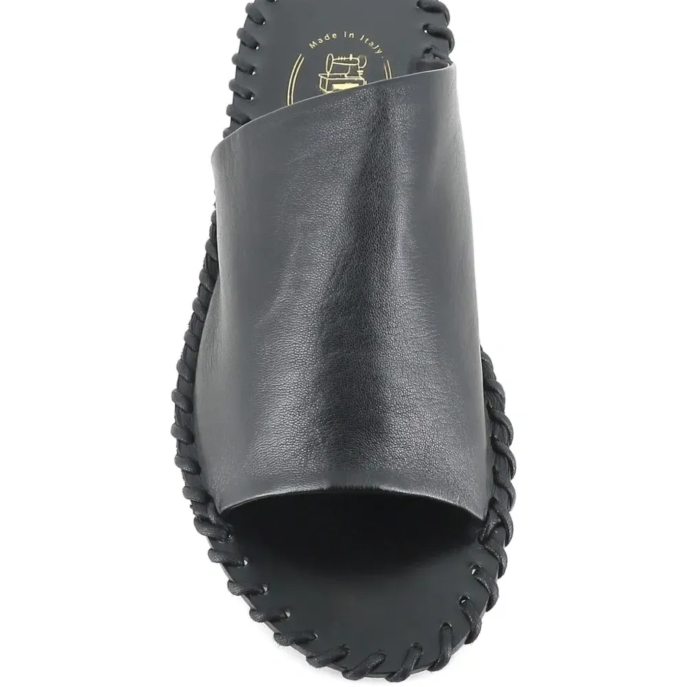 Сандалии с декоративной строчкой Сандалии с декоративной строчкой