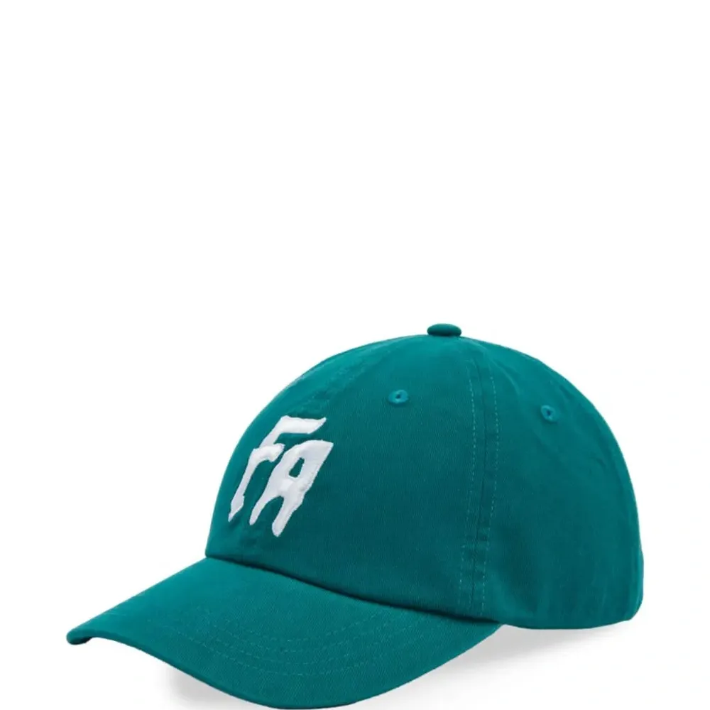 бейсболка с вышитым логотипом