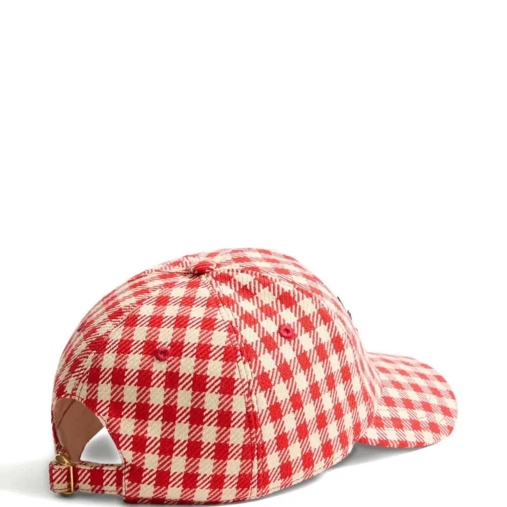 Бейсболка с нашивкой