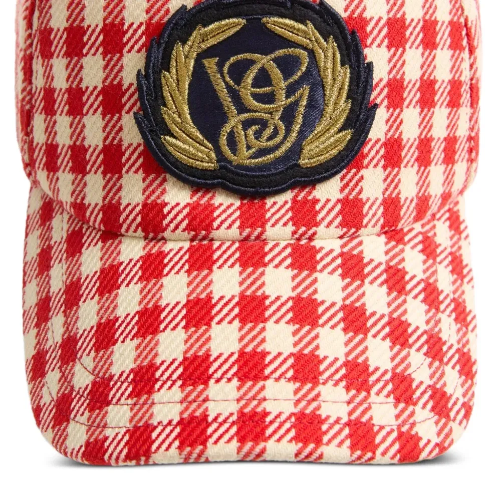 Бейсболка с нашивкой