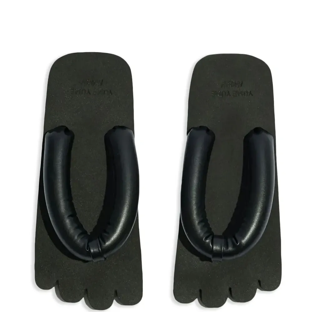 Шлепанцы из коллаборации с Yume Yume Шлепанцы из коллаборации с Yume Yume