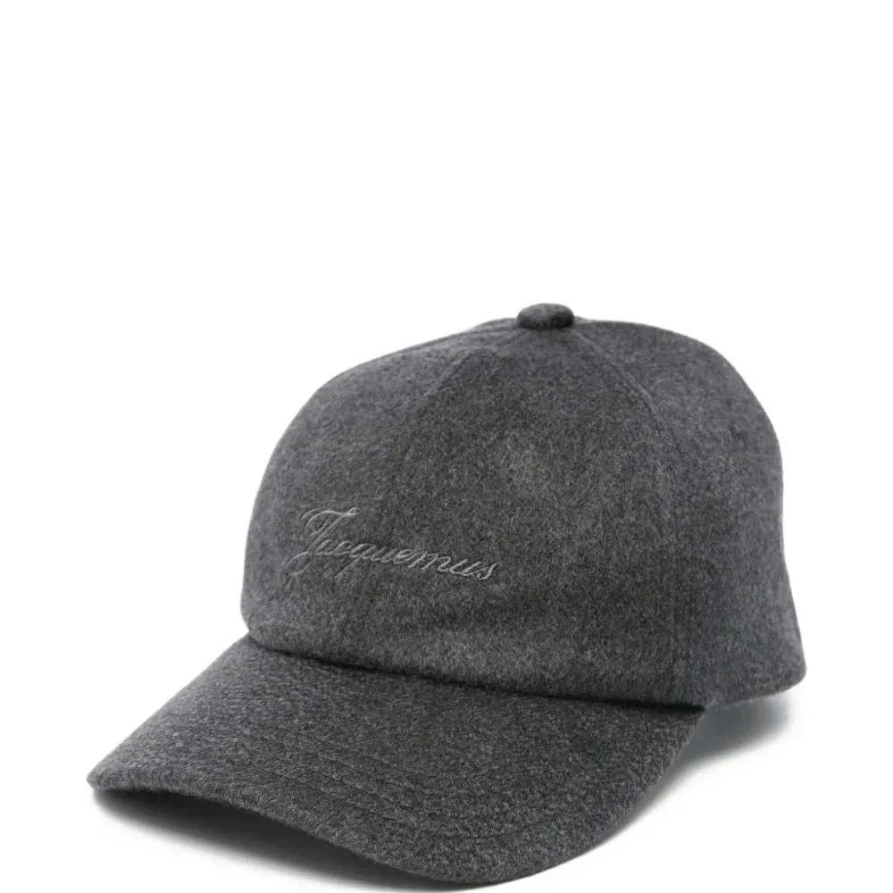 Бейсболка с вышитым логотипом