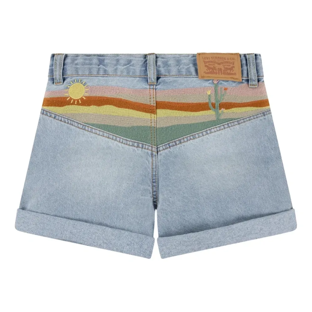 Джинсовые шорты с вышивкой