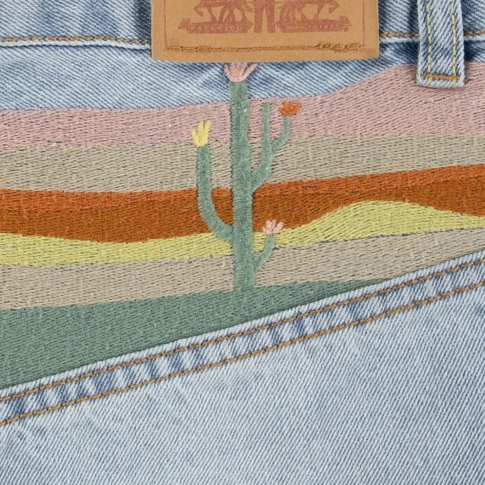 Джинсовые шорты с вышивкой