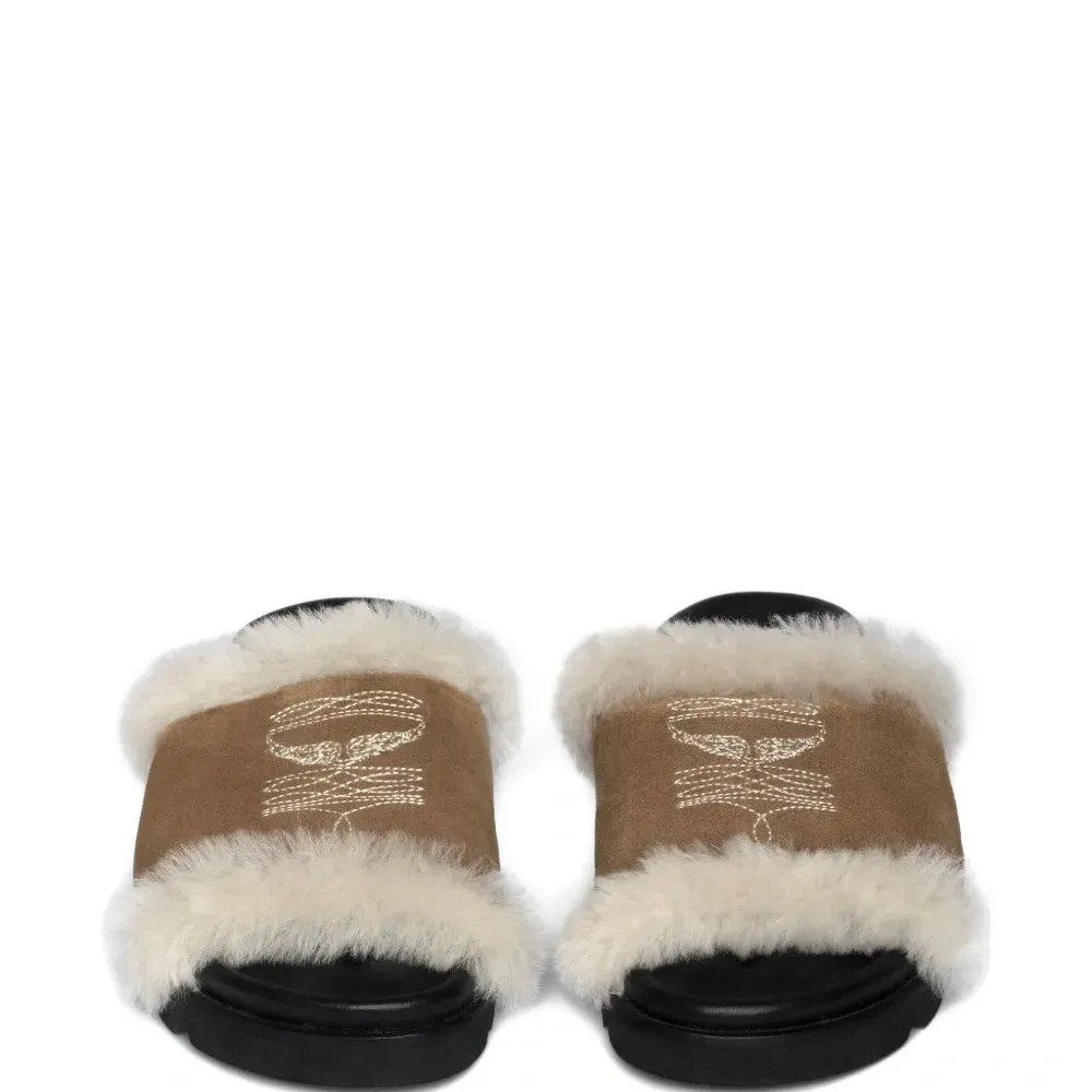 Сандалии с вышивкой