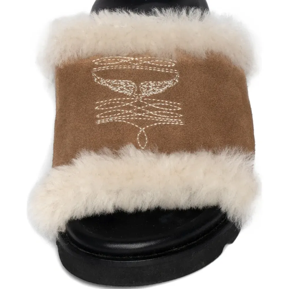 Сандалии с вышивкой