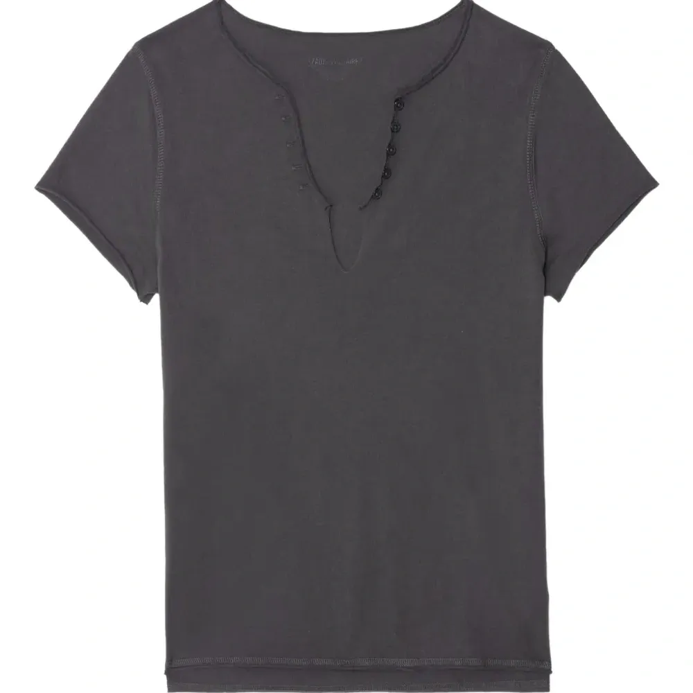 Футболка с V-образным вырезом