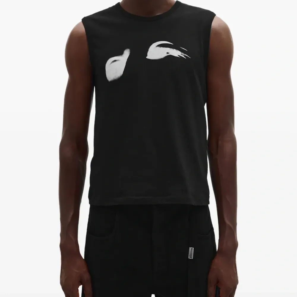 Топ с графичным принтом