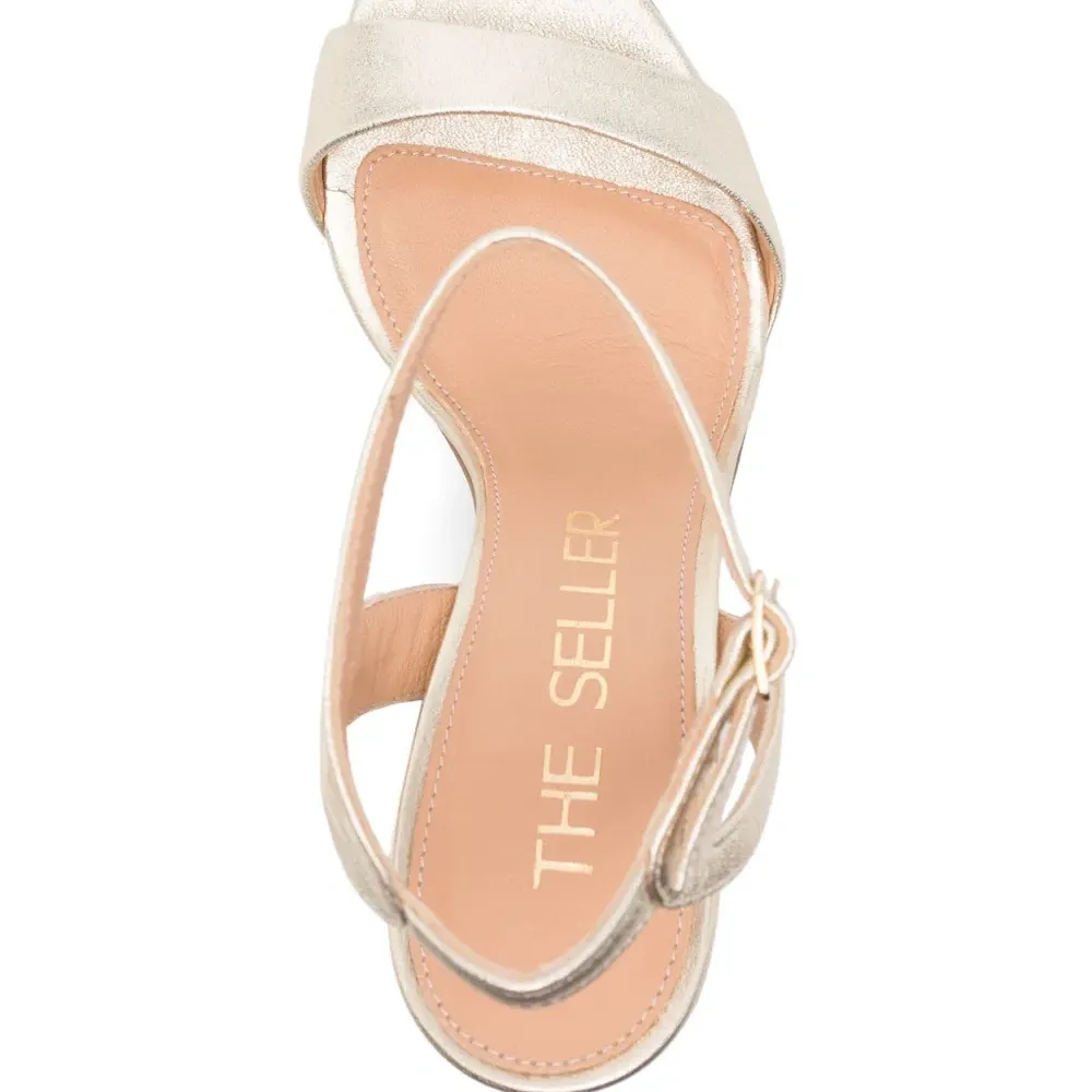 Босоножки на каблуке