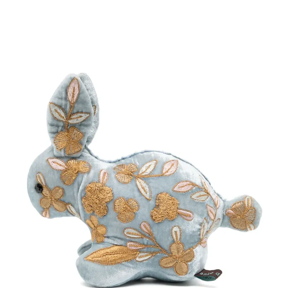 Мягкая игрушка в виде кролика с вышивкой