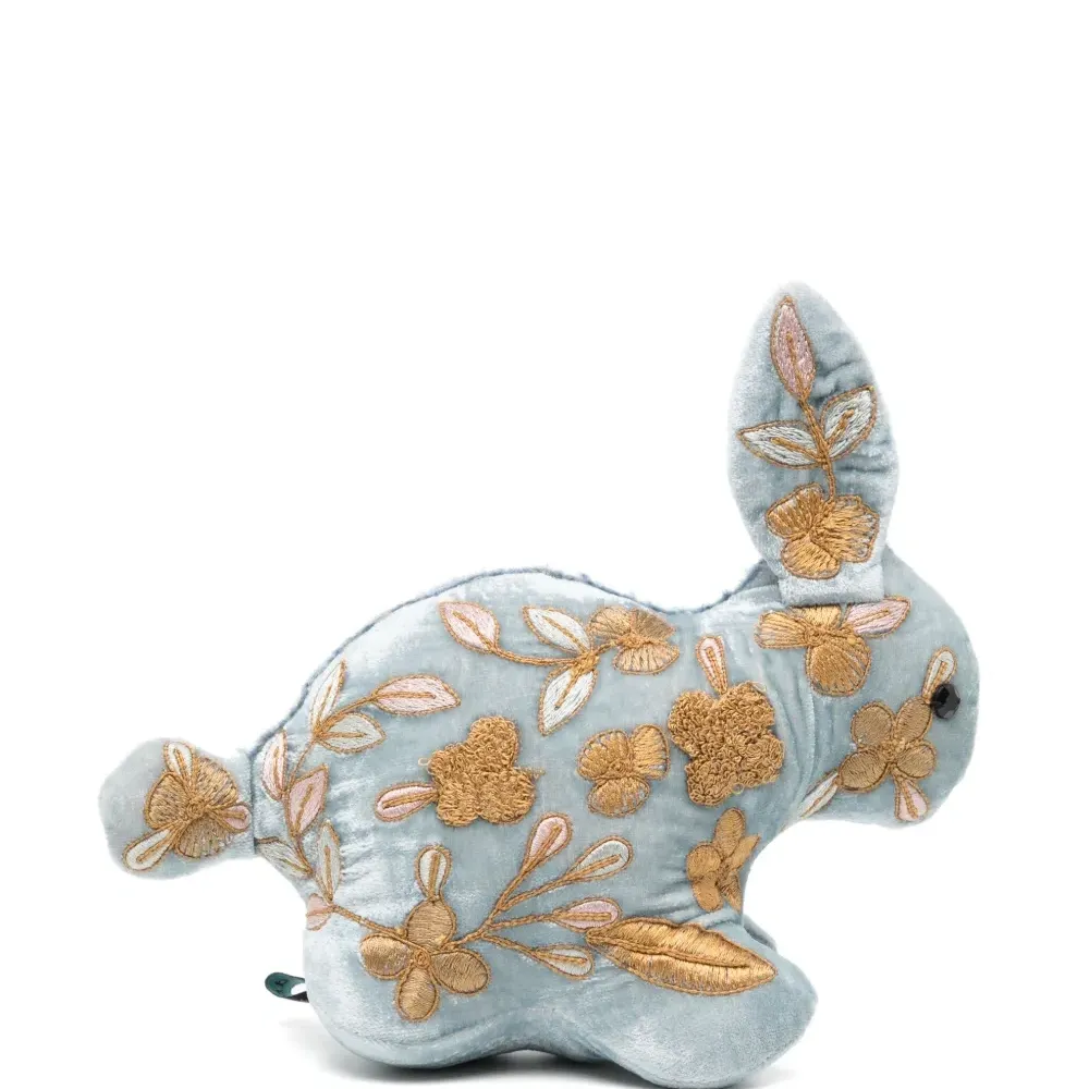 Мягкая игрушка в виде кролика с вышивкой