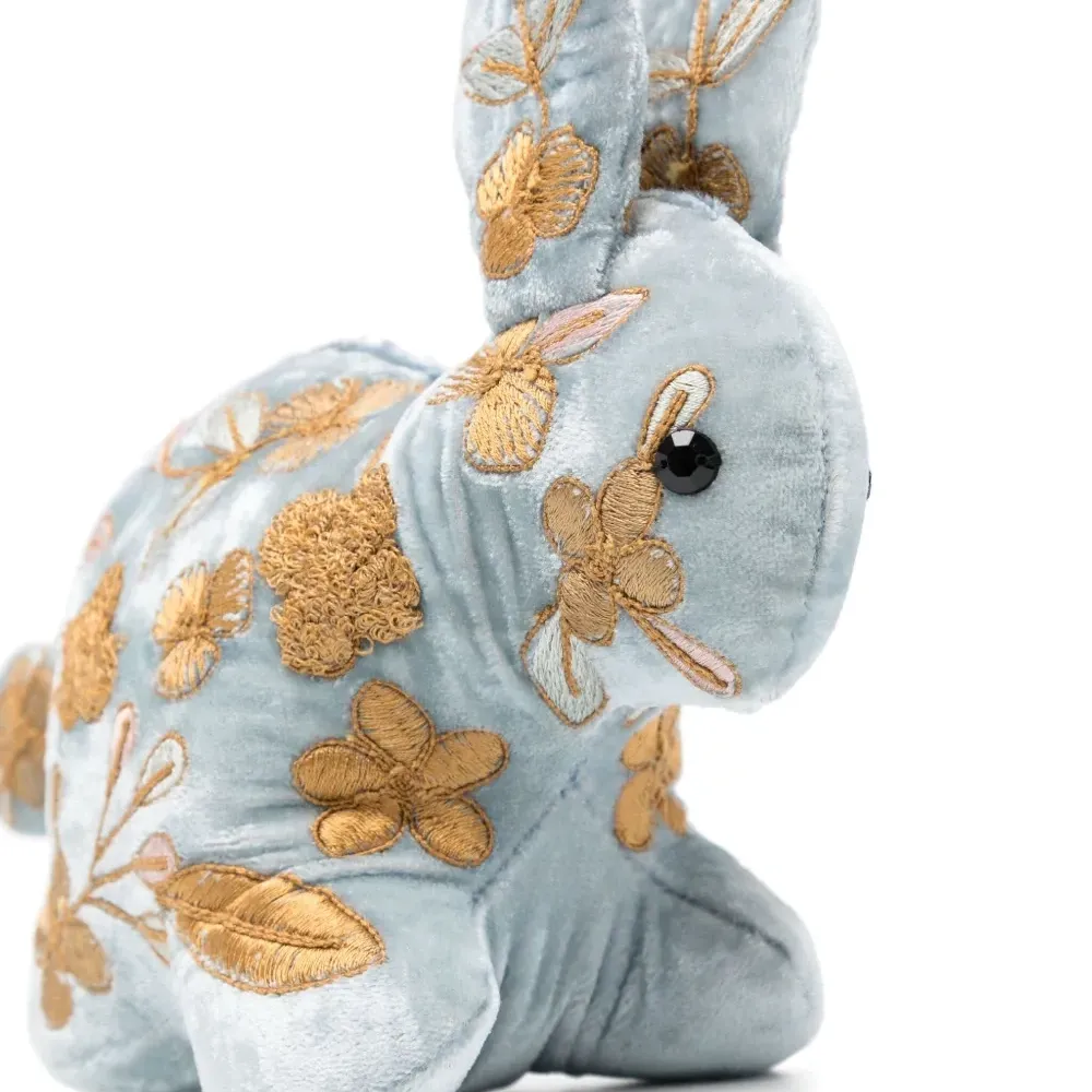 Мягкая игрушка в виде кролика с вышивкой