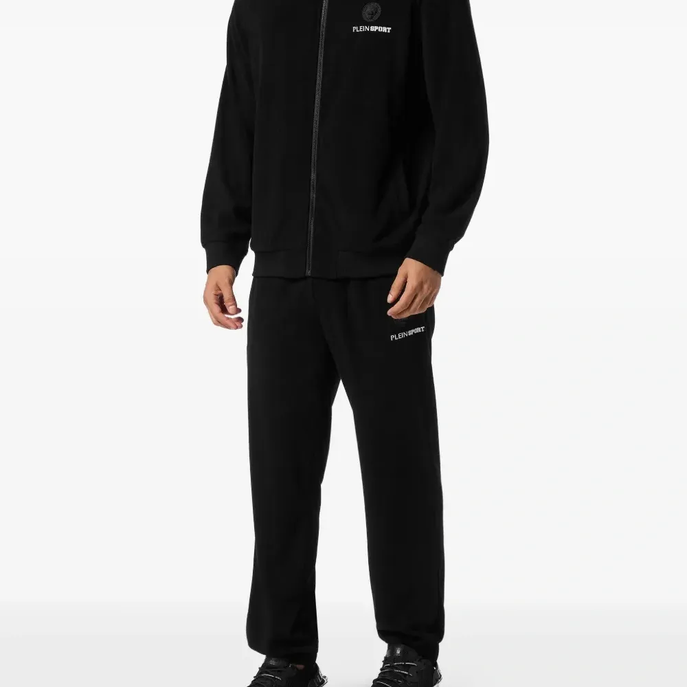 Худи с вышитым логотипом