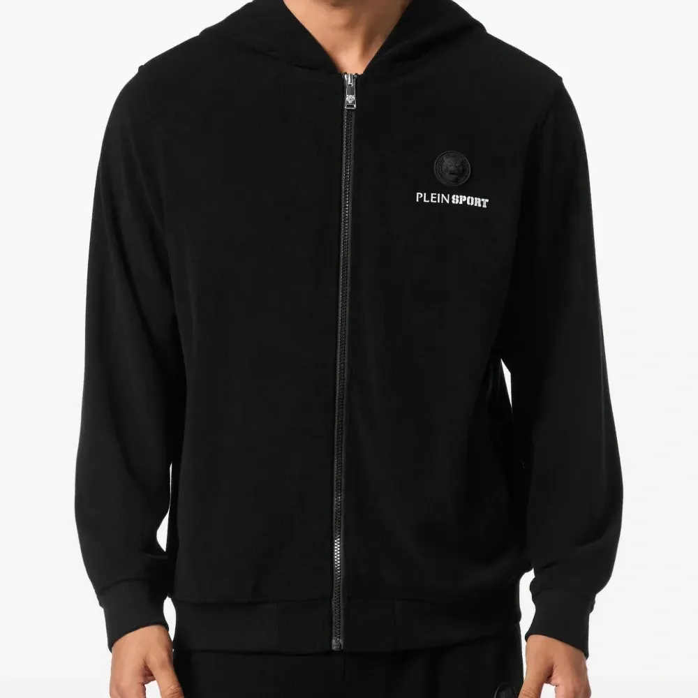 Худи с вышитым логотипом