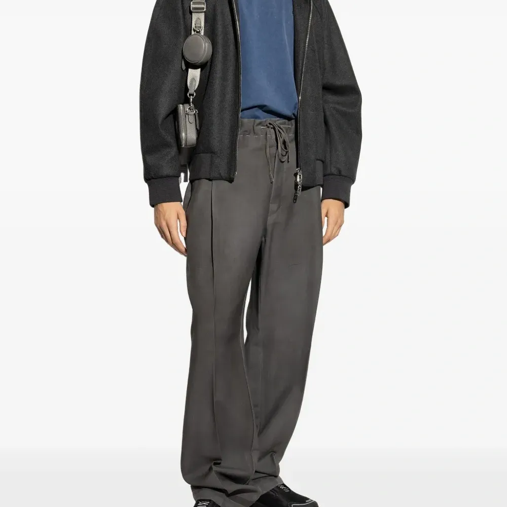 кроссовки с логотипом