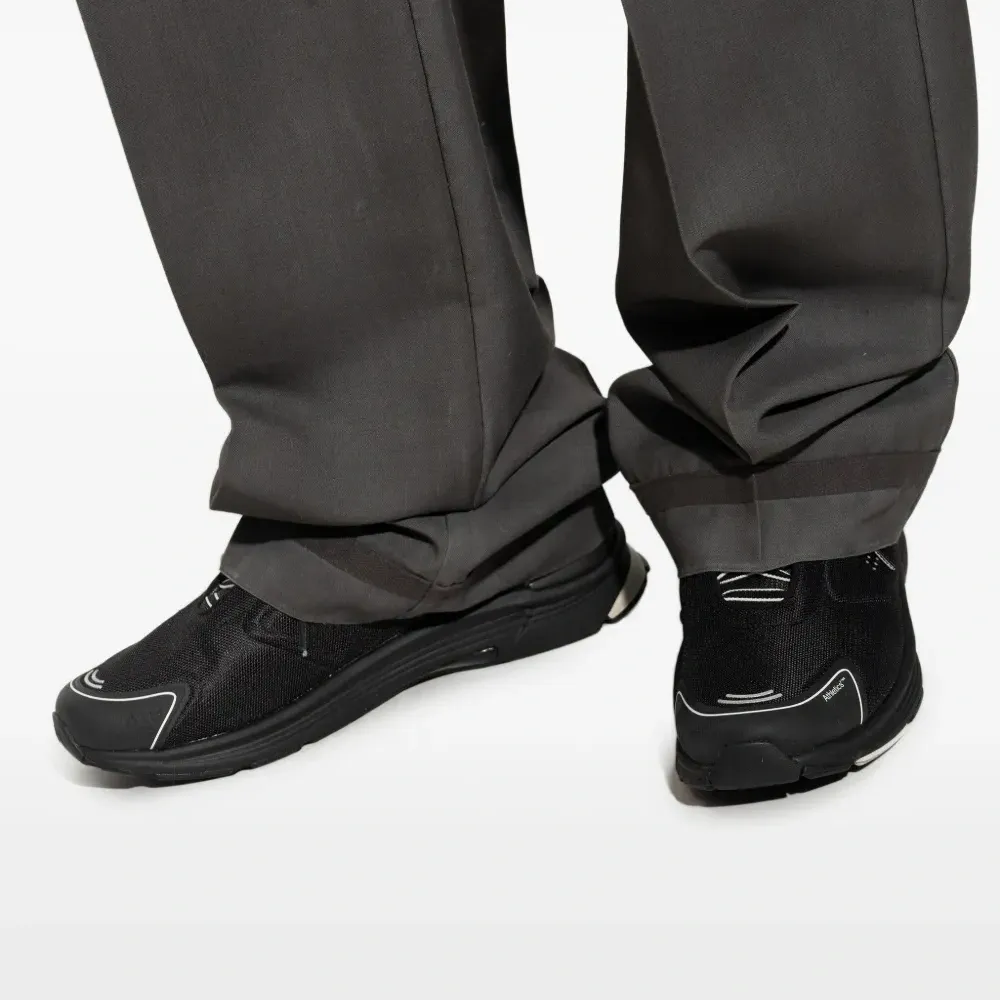 кроссовки с логотипом