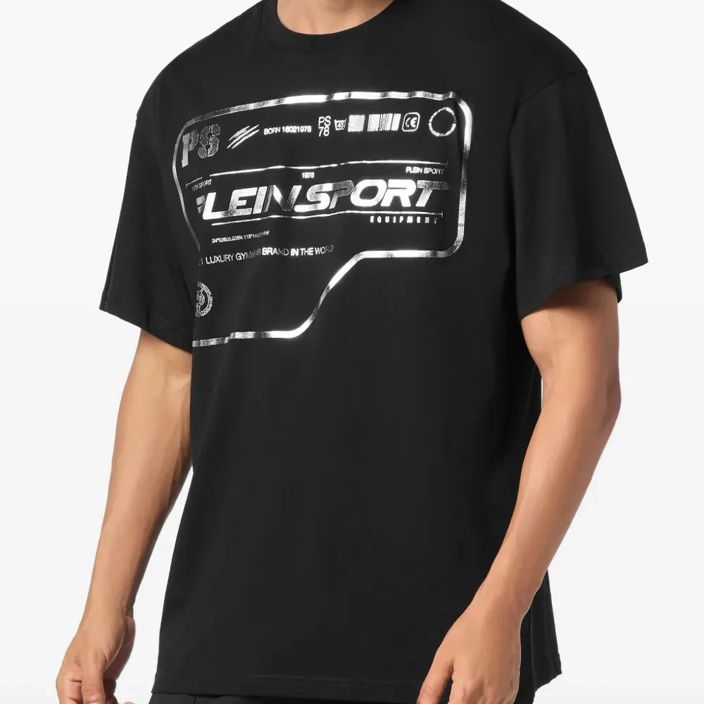 Футболка с логотипом