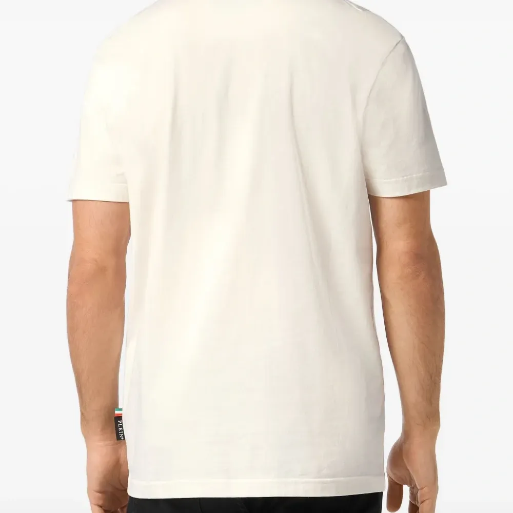 футболка с вышитым логотипом