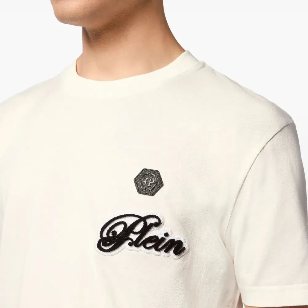 футболка с вышитым логотипом