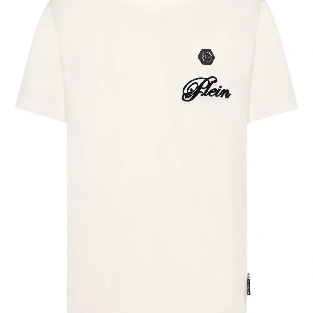 футболка с вышитым логотипом