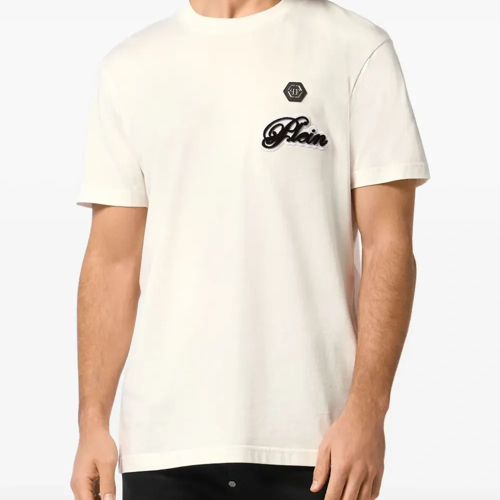 футболка с вышитым логотипом