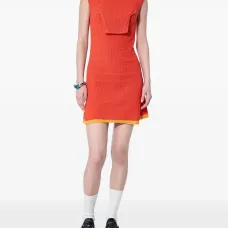 фактурное платье без рукавов