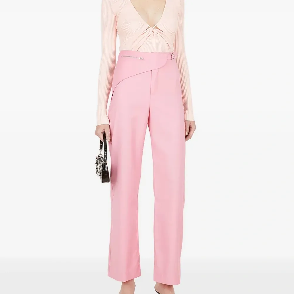 Футболка с V-образным вырезом и сборками Футболка с V-образным вырезом и сборками