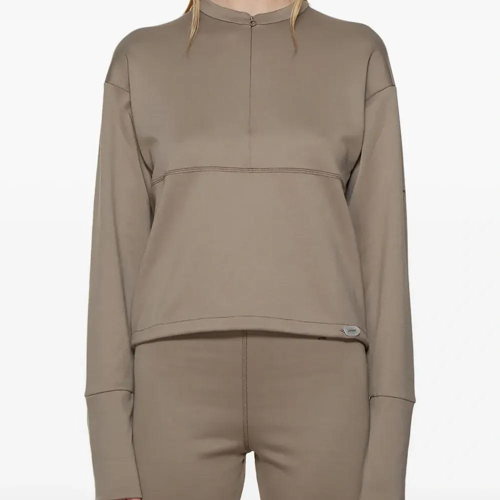 Футболка с воротником на молнии Футболка с воротником на молнии