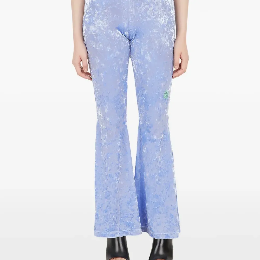 Расклешённые брюки из жатого бархата