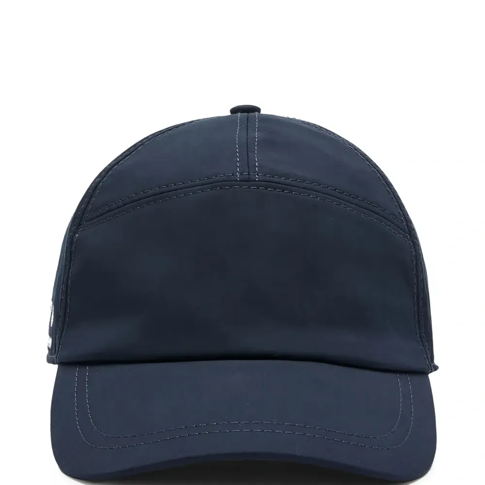 кепка с вышитым логотипом