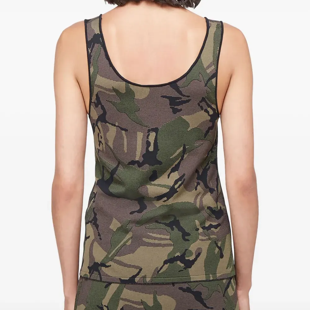 Камуфляжный топ с U-образным вырезом