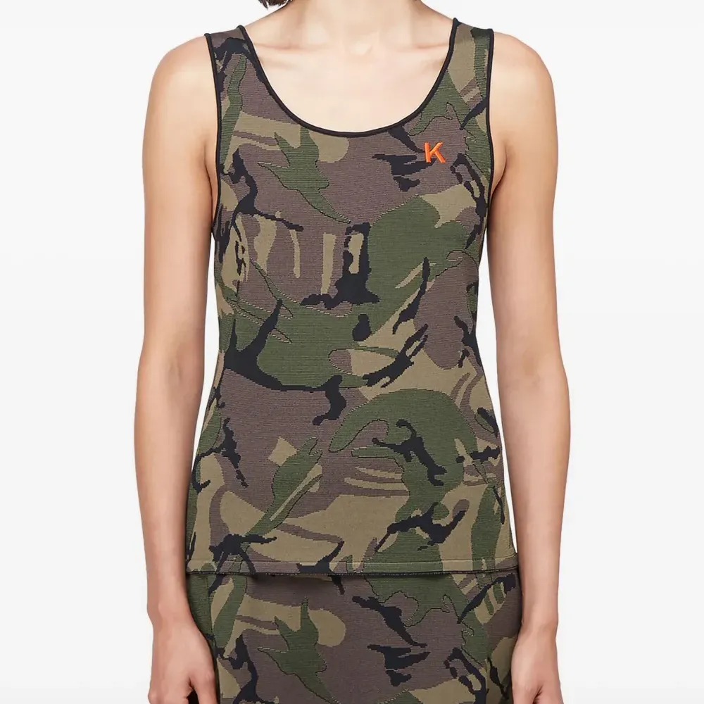 Камуфляжный топ с U-образным вырезом