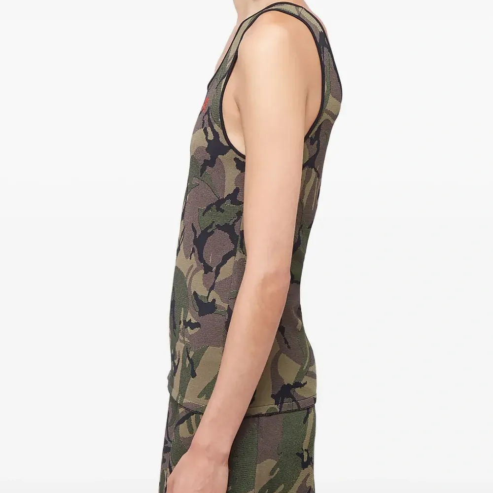 Камуфляжный топ с U-образным вырезом