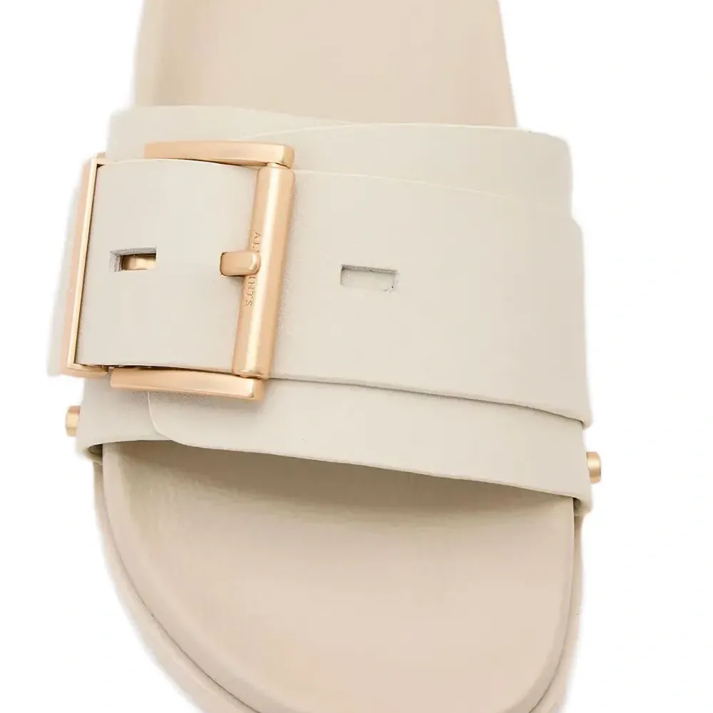 Сандалии на резиновой подошве Сандалии на резиновой подошве