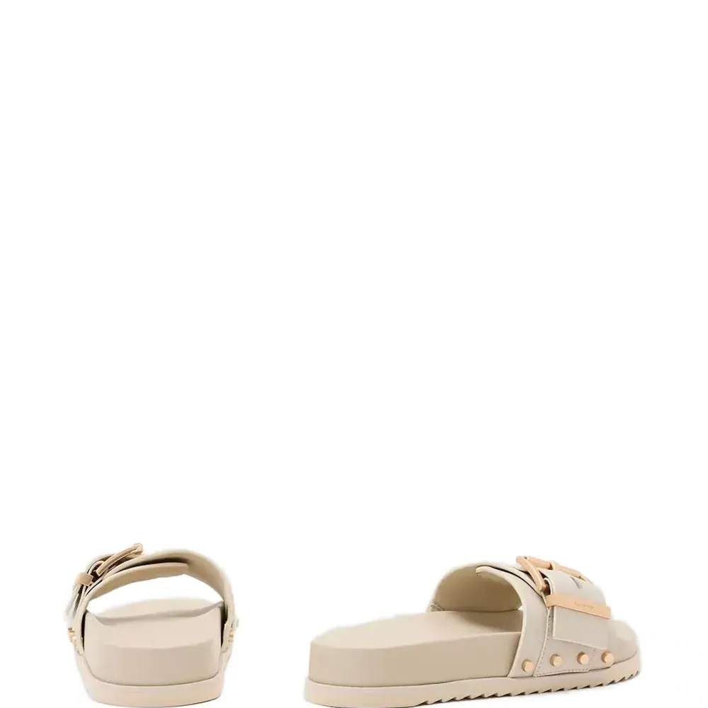 Сандалии на резиновой подошве Сандалии на резиновой подошве