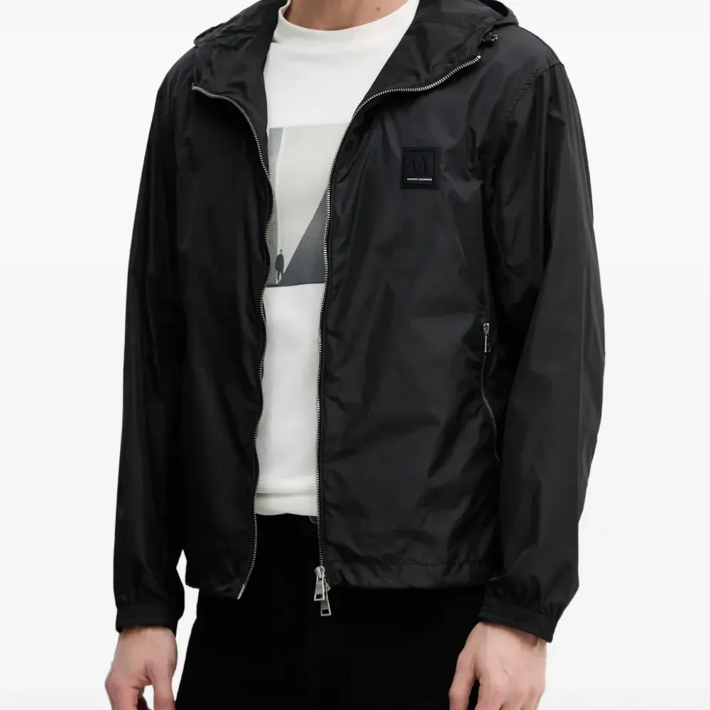 Куртка с капюшоном и нашивкой с логотипом