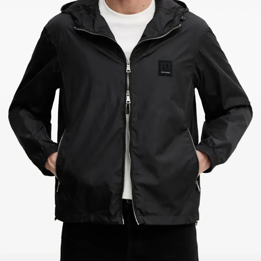 Куртка с капюшоном и нашивкой с логотипом