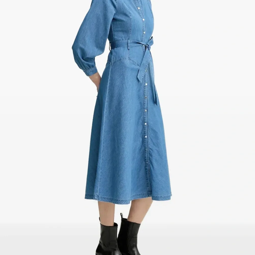 Джинсовое платье-рубашка с поясом