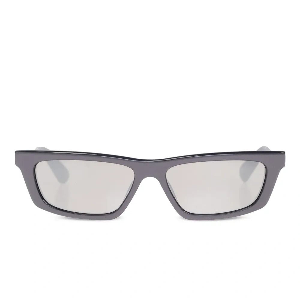 Солнцезащитные очки в квадратной оправе