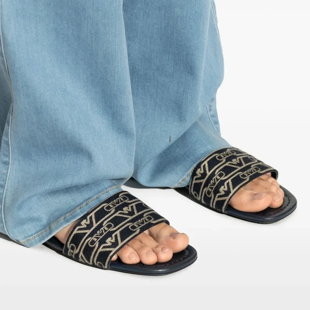 Сандалии с монограммой