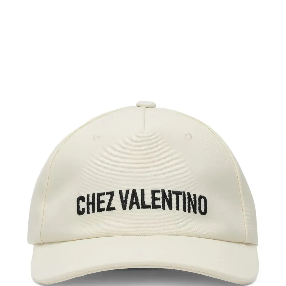 Бейсболка с вышитым логотипом