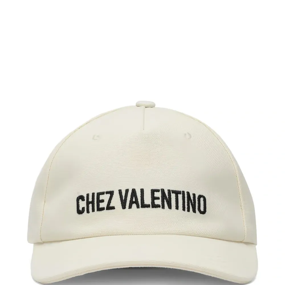 Бейсболка с вышитым логотипом