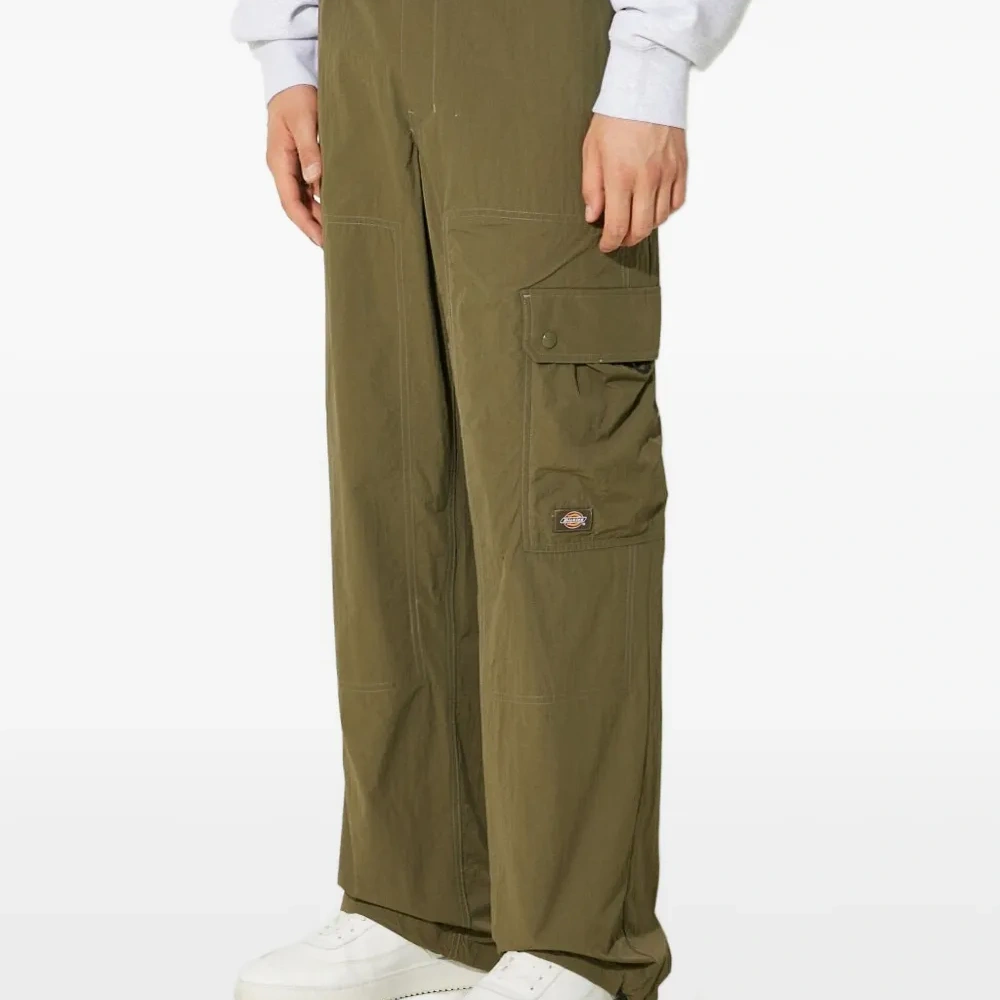 Брюки с карманами карго