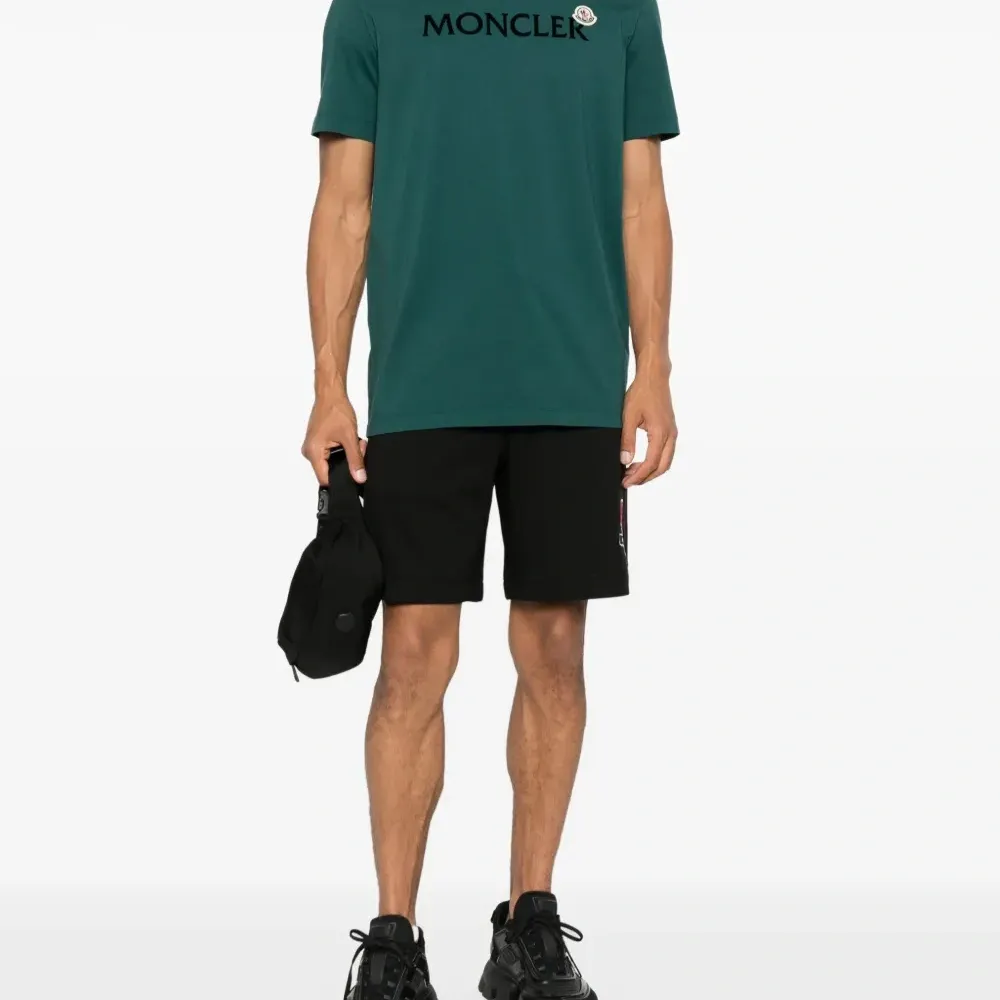 футболка с логотипом