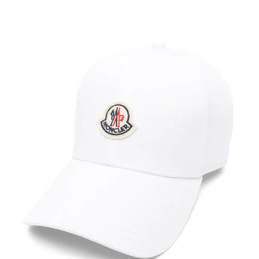 бейсболка с нашивкой-логотипом